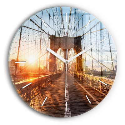 Wanduhr rund Brooklyn-Brücke NYC