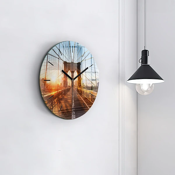 Wanduhr rund Brooklyn-Brücke NYC