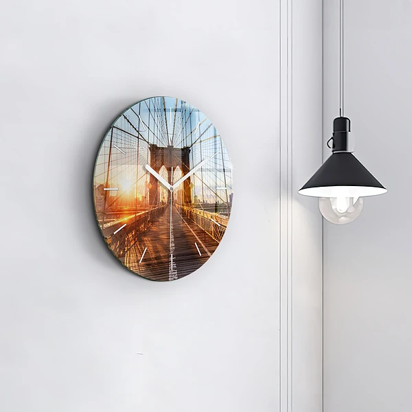Wanduhr rund Brooklyn-Brücke NYC