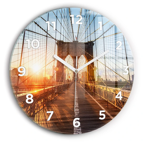 Wanduhr rund Brooklyn-Brücke NYC