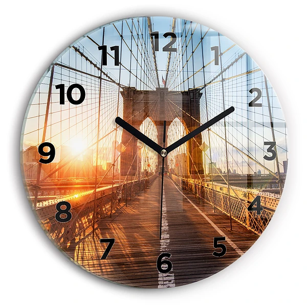Wanduhr rund Brooklyn-Brücke NYC