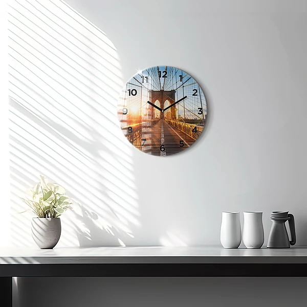 Wanduhr rund Brooklyn-Brücke NYC