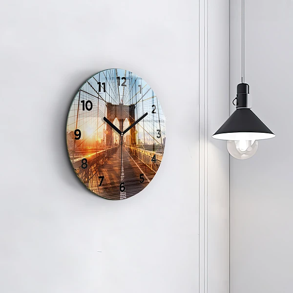 Wanduhr rund Brooklyn-Brücke NYC