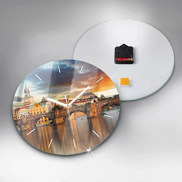 Wanduhr glas rund Panorama über einen Fluss