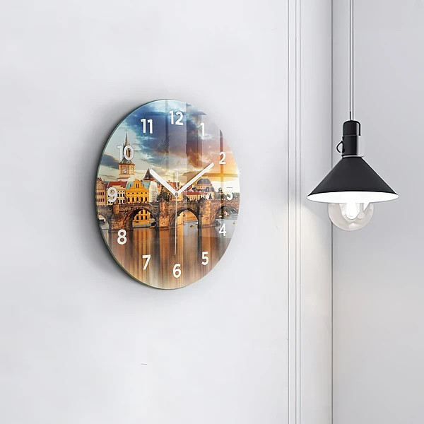 Wanduhr glas rund Panorama über einen Fluss