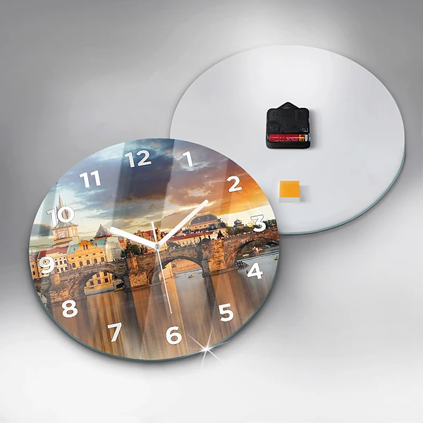 Wanduhr glas rund Panorama über einen Fluss
