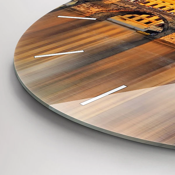 Wanduhr glas rund Panorama über einen Fluss