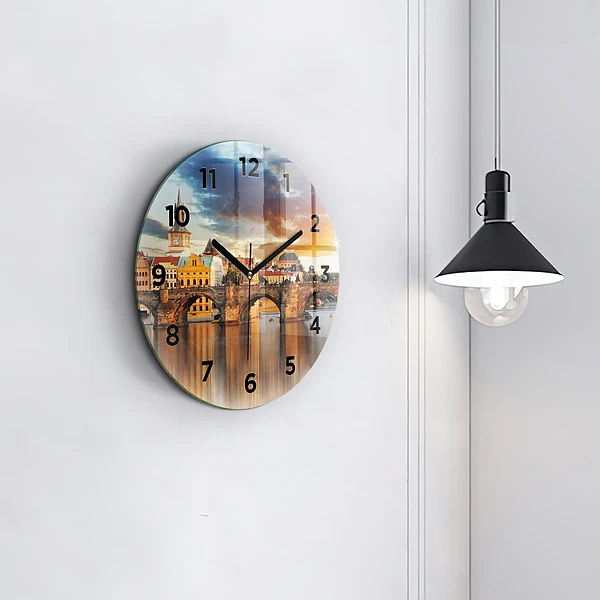 Wanduhr glas rund Panorama über einen Fluss