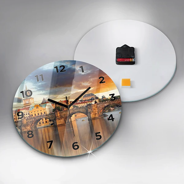 Wanduhr glas rund Panorama über einen Fluss