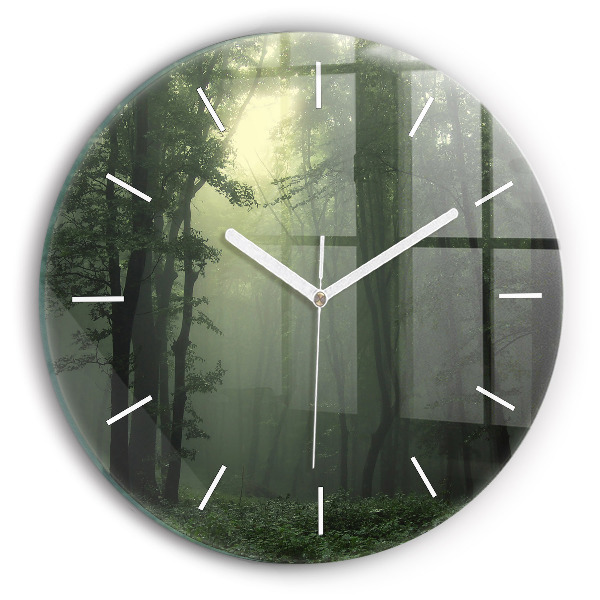 Wanduhr rund Nebliger Wald am Morgen