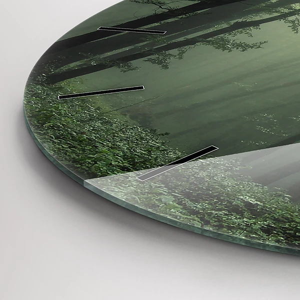 Wanduhr rund Nebliger Wald am Morgen
