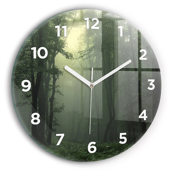 Wanduhr rund Nebliger Wald am Morgen