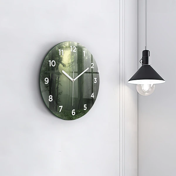 Wanduhr rund Nebliger Wald am Morgen