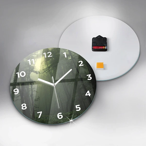 Wanduhr rund Nebliger Wald am Morgen