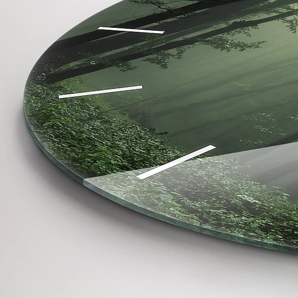 Wanduhr rund Nebliger Wald am Morgen