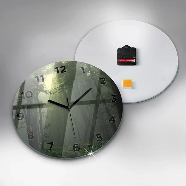 Wanduhr rund Nebliger Wald am Morgen