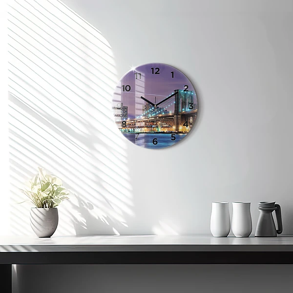 Wanduhr glas rund Brooklyn Bridge und East River