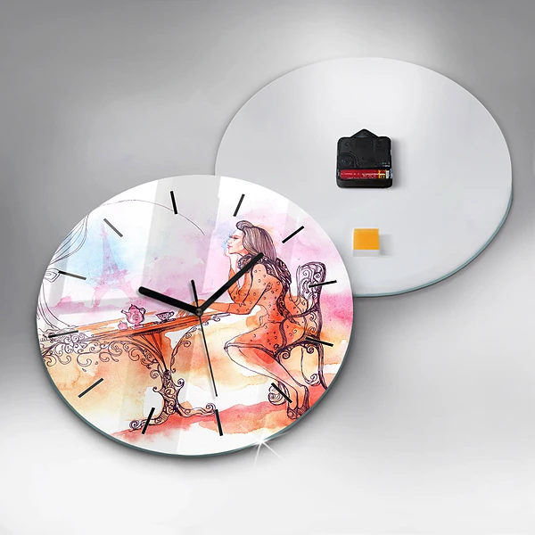 Wanduhr rund Frau trinkt Tee