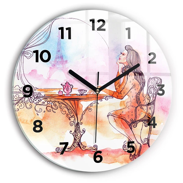 Wanduhr rund Frau trinkt Tee
