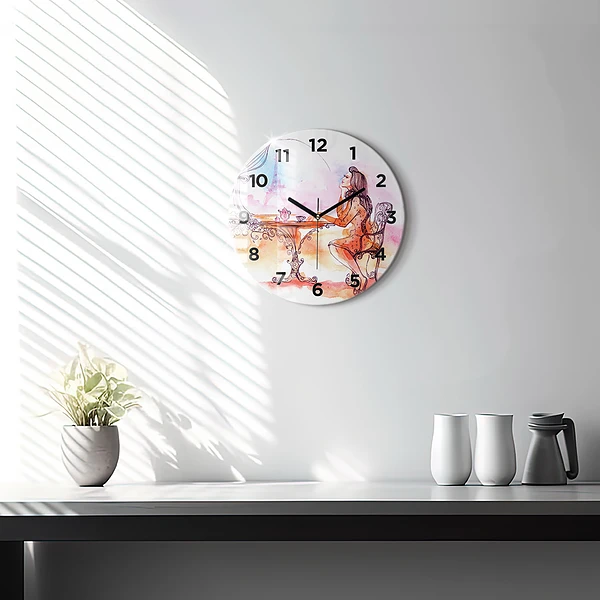 Wanduhr rund Frau trinkt Tee