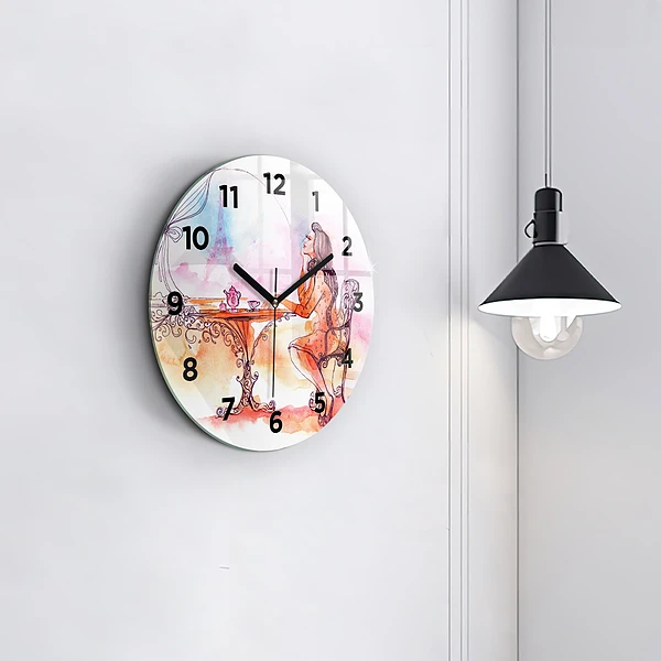 Wanduhr rund Frau trinkt Tee