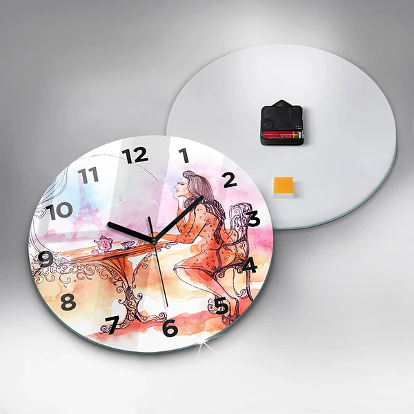 Wanduhr rund Frau trinkt Tee