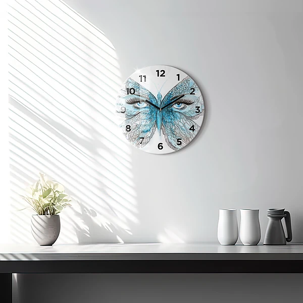 Wanduhr rund mit motiv Gesicht in Form eines Schmetterlings