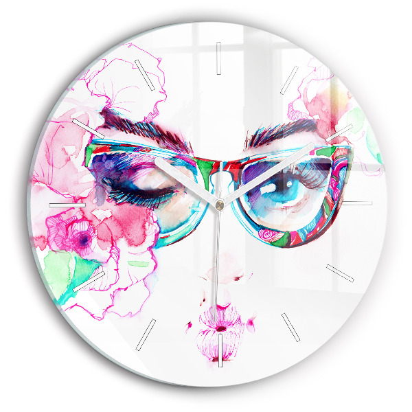 Wanduhr rund Gesicht einer Frau mit Brille