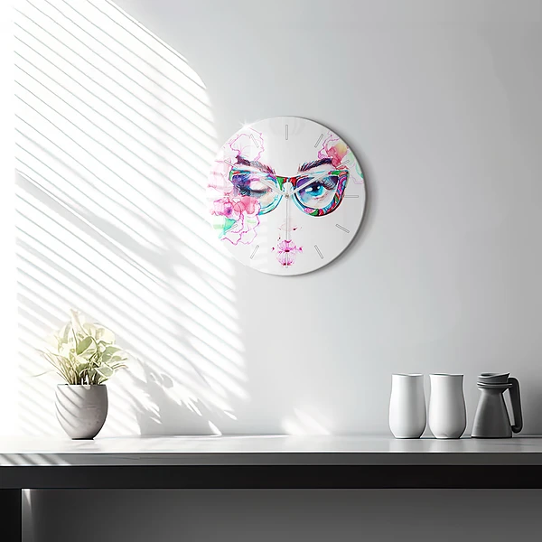 Wanduhr rund Gesicht einer Frau mit Brille