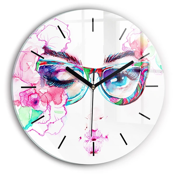 Wanduhr rund Gesicht einer Frau mit Brille