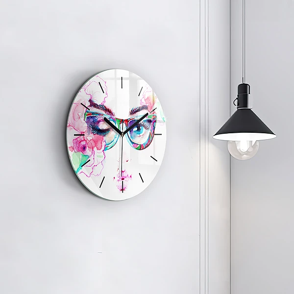 Wanduhr rund Gesicht einer Frau mit Brille