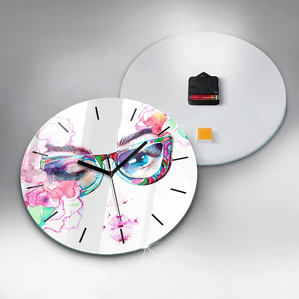 Wanduhr rund Gesicht einer Frau mit Brille