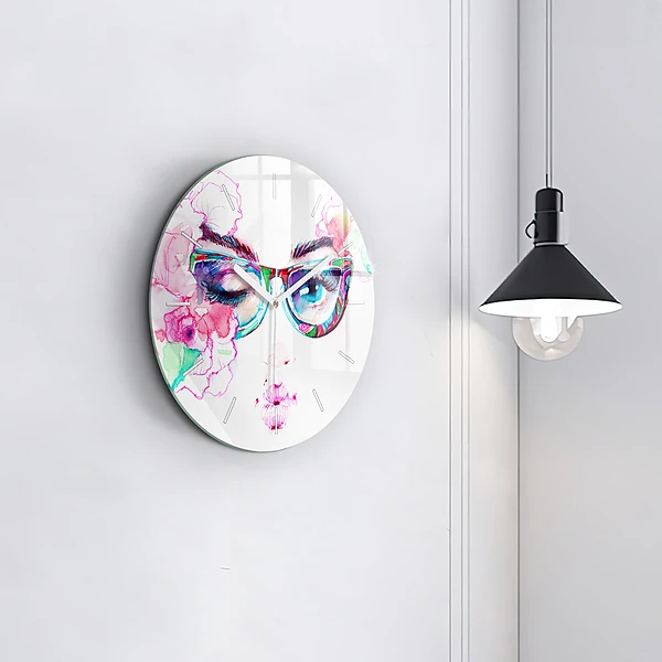 Wanduhr rund Gesicht einer Frau mit Brille
