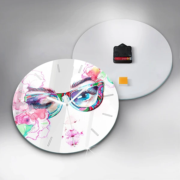 Wanduhr rund Gesicht einer Frau mit Brille