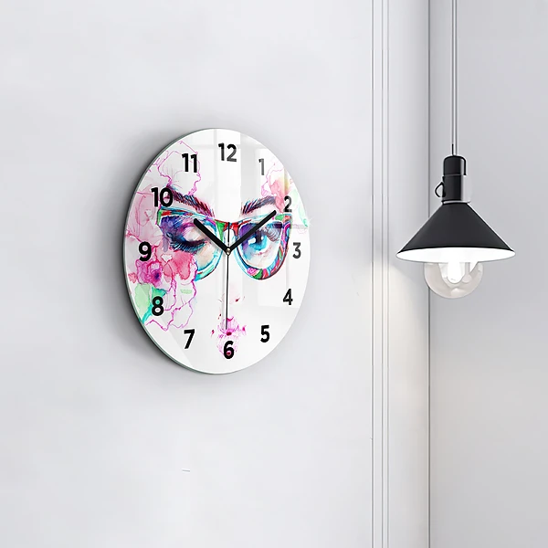 Wanduhr rund Gesicht einer Frau mit Brille