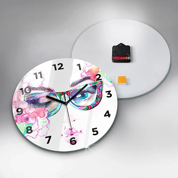 Wanduhr rund Gesicht einer Frau mit Brille