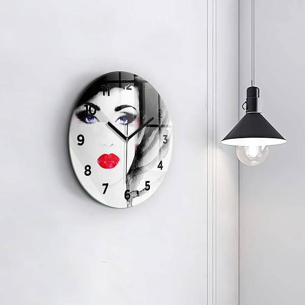 Wanduhr rund Porträt einer Frau