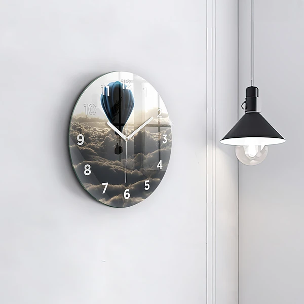 Wanduhr rund Luftballon am Himmel