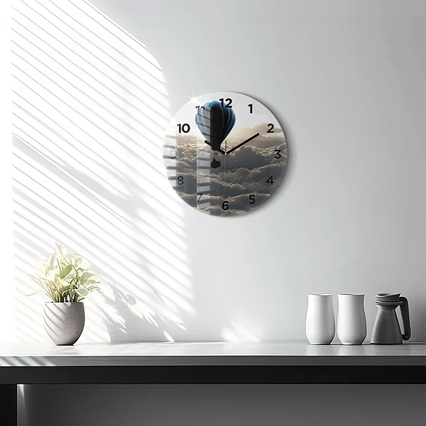 Wanduhr rund Luftballon am Himmel