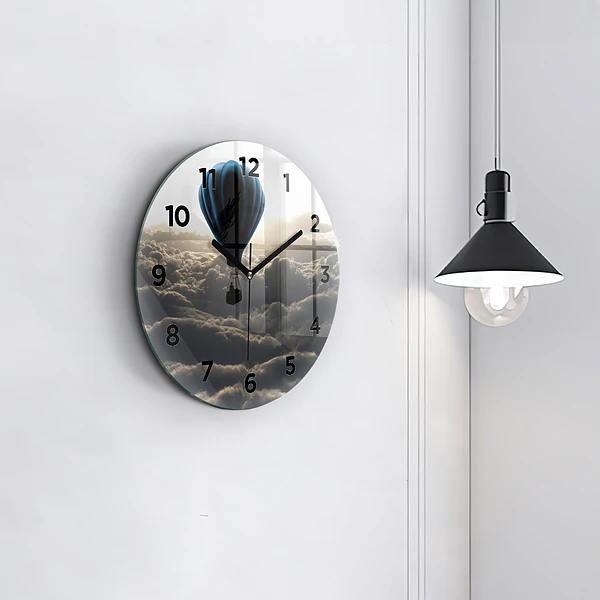 Wanduhr rund Luftballon am Himmel