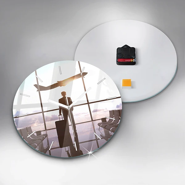 Wanduhr glas rund Mann auf dem Flughafen