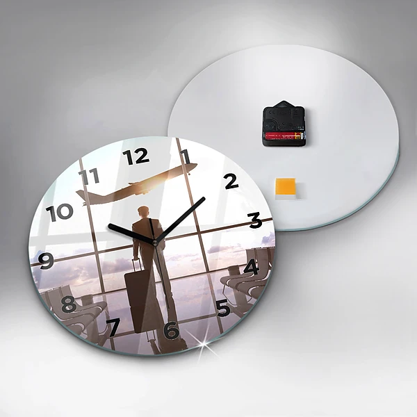 Wanduhr glas rund Mann auf dem Flughafen