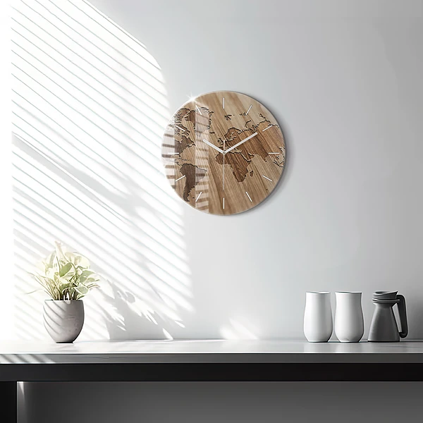 Wanduhr rund Weltkarte auf Holz