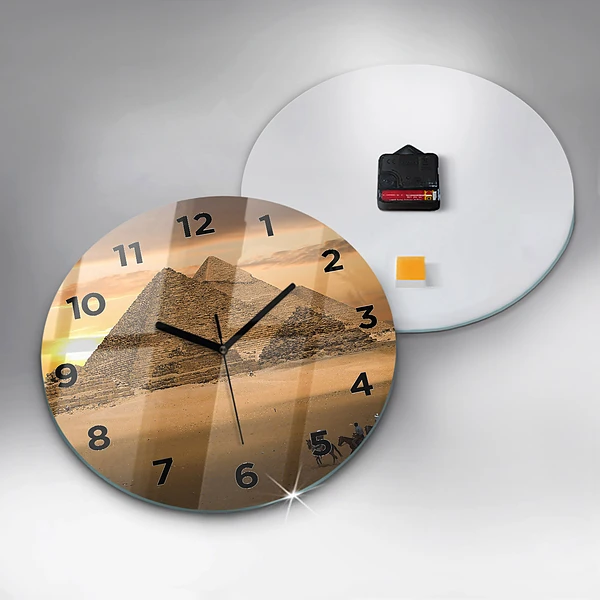 Wanduhr rund Pyramiden und Sonnenuntergang