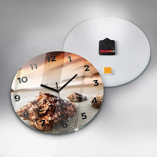 Wanduhr rund Muschel am Strand