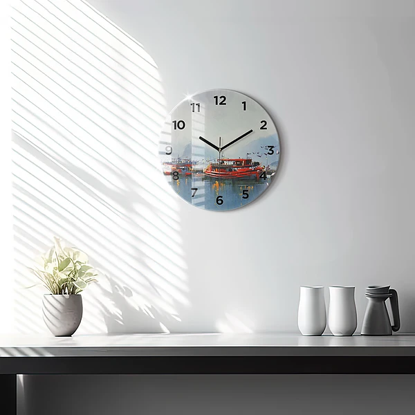 Wanduhr rund mit motiv Fischerboot im Hafen