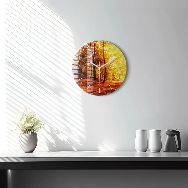 Wanduhr glas rund Waldlandschaft in der Sonne