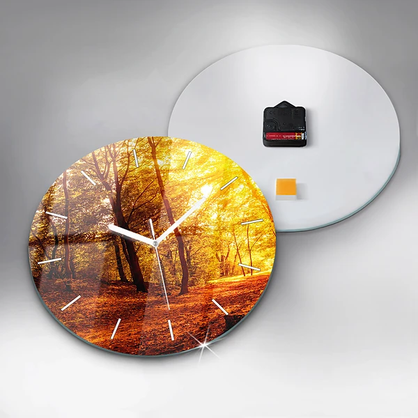 Wanduhr glas rund Waldlandschaft in der Sonne