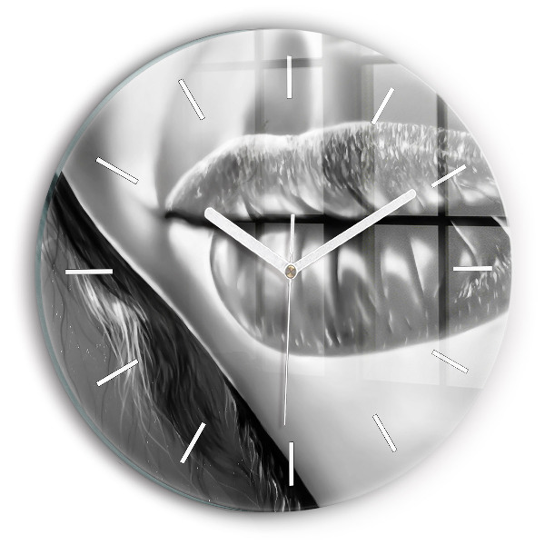 Wanduhr glas rund Mund einer Frau