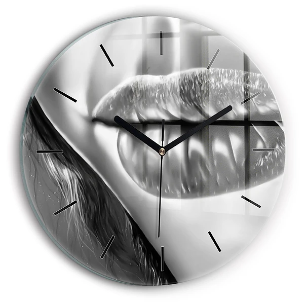 Wanduhr glas rund Mund einer Frau